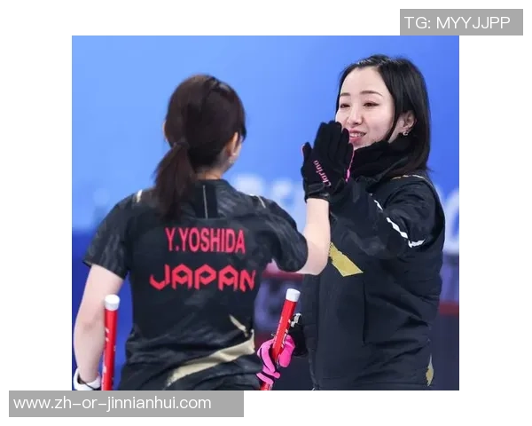 米兰冬奥会冰壶混双资格赛:日本组合小穴桃里与青木豪体现抢眼 米兰冬奥会冰壶混双资格赛:日本组合小穴桃里与青木豪体现抢眼